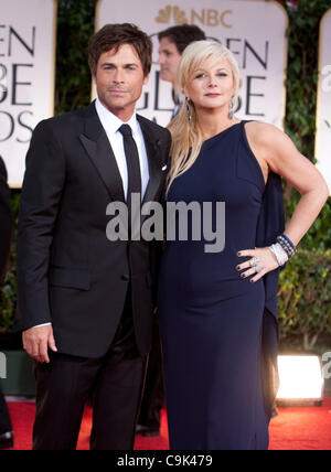 Rob Lowe et Sheryl Berkoff arrivent à la 69e assemblée annuelle Golden Globe Awards au Beverly Hilton Hotel à Beverly Hills, Californie le dimanche 15 janvier 2012. Banque D'Images