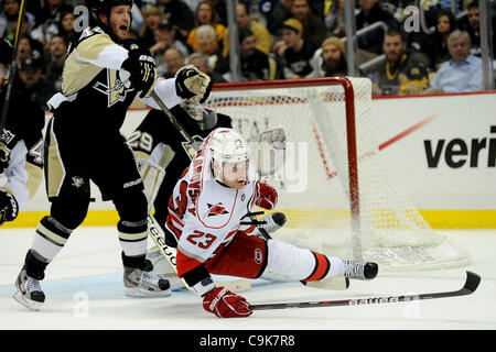 Le 17 janvier 2012 - Pittsburgh, Pennsylvanie, États-Unis - le défenseur des Penguins de Pittsburgh Brooks Orpik (44) sort de l'aile gauche des Hurricanes de la Caroline Alexei Ponikarovsky (23) au cours de la deuxième période que les Penguins de Pittsburgh prendre sur les Hurricanes de la Caroline au CONSOL Energy Center à Pittsburgh, PA...l'ouragan Banque D'Images