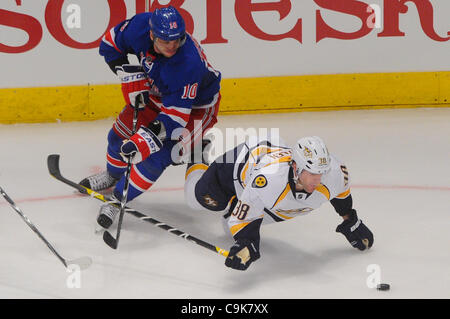 Le 17 janvier 2012 - New York, New York, États-Unis - le défenseur des Nashville Predators Jack Hillen (38) tombe en défendant des Rangers de New York aile droite Marian Gaborik (10) au cours de deuxième période d'action de la LNH entre les Rangers de New York et les Predators de Nashville au Madison Square Garden de New York, NY la gamme Banque D'Images