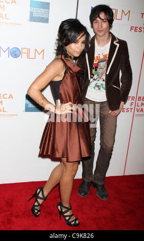 22 avril 2010 - New York, NY, États-Unis - Zoe Kravitz avec Ezra Miller à 'Attention à la Gonzo' première mondiale à la 9e édition du Festival du film de Tribeca. (Crédit Image : © Dan Herrick/ZUMAPRESS.com) Banque D'Images