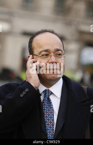 Le 17 janvier, 2012 - Londres, Royaume-Uni - diffuseur et journaliste égyptien controversé Abdel-Latif Menawy à Londres, qui vient de publier son dernier livre : La dernière : Tahrir 18 jours de Moubarak. (Crédit Image : ©/ZUMAPRESS.com) Liasi Theodore Banque D'Images