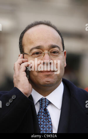 Le 17 janvier, 2012 - Londres, Royaume-Uni - diffuseur et journaliste égyptien controversé Abdel-Latif Menawy à Londres, qui vient de publier son dernier livre : La dernière : Tahrir 18 jours de Moubarak (crédit Image : ©/ZUMAPRESS.com) Liasi Theodore Banque D'Images