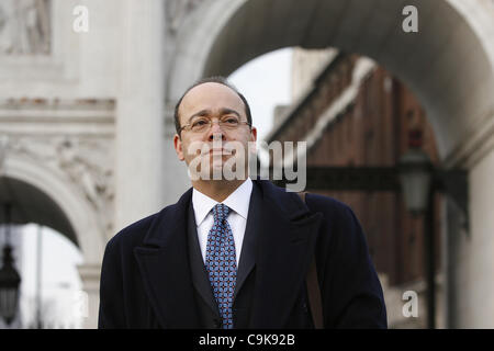 Le 17 janvier, 2012 - Londres, Royaume-Uni - diffuseur et journaliste égyptien controversé Abdel-Latif Menawy à Londres, qui vient de publier son dernier livre : La dernière : Tahrir 18 jours de Moubarak (crédit Image : ©/ZUMAPRESS.com) Liasi Theodore Banque D'Images