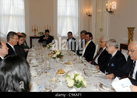 18 janvier 2012 - Berlin, Berlin, Allemagne - Palestine Le Président Mahmoud Abbas rencontre le président allemand Christian Wulff au château de Bellevue à Berlin, Allemagne, 18 janvier 2012. Le jour suivant, Abbas va rencontrer la chancelière allemande, Angela Merkel (CDU) pour les pourparlers politiques. Photo par Thaer Ganaim (crédit Image : © Th Banque D'Images