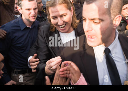 Le chef de l'opposition, Mme Tzipi Livni est accosté par les manifestants provoquant des tensions parmi ses escortes de sécurité à l'Wohl Rose Garden comme des milliers d'Éthiopiens et de supports protester contre le racisme et la discrimination. Jérusalem, Israël. 18 janvier 2012. Banque D'Images