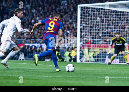 18/01/2011 - MADRID, Espagne // LA COPA DEL REY - football Real Madrid vs Barcelona - 1/4 de finales - Santiago Bernabeu ------------ Alexias du FC Barcelone alors qu'il s'exécute avec le ballon d'Iker Casillas, le gardien du Real Madrid, salon Banque D'Images