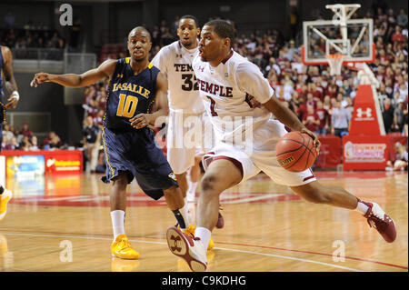 18 janvier 2012 - Philadelphie, Pennsylvanie, États-Unis - Temple Owls guard Khalif Wyatt (1) entraîne la lane. Dans un jeu joué à l'Liacouras Center de Philadelphie, Pennsylvanie. Temple défait la salle au par un score de 76-70. (Crédit Image : © Mike Southcreek/ZUMAPRESS.com)/human life by Sylvester Graham Banque D'Images