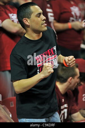 18 janvier 2012 - Philadelphie, Pennsylvanie, États-Unis - un Temple fan attend la fin de l'extrémité de la partie de basket-ball de NCAA entre le temple des hiboux et les explorateurs à la LaSalle Liacouras Center de Philadelphie. LaSalle battre Temple 76-70. (Crédit Image : © Ken Inness/ZUMApress.com)/Southcreek Banque D'Images