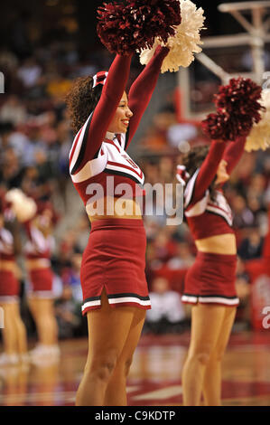 18 janvier 2012 - Philadelphie, Pennsylvanie, États-Unis - un Temple cheerleader sur la cour pendant les match de basket-ball de NCAA entre le temple des hiboux et les explorateurs à la LaSalle Liacouras Center de Philadelphie. LaSalle battre Temple 76-70. (Crédit Image : © Ken Inness/ZUMApress.com)/Southcreek Banque D'Images