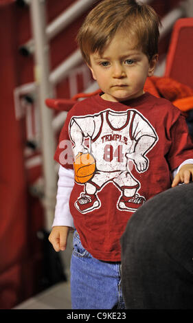 18 janvier 2012 - Philadelphie, Pennsylvanie, États-Unis - un jeune fan attend la fin de l'extrémité de la partie de basket-ball de NCAA entre le temple des hiboux et les explorateurs à la LaSalle Liacouras Center de Philadelphie. LaSalle battre Temple 76-70. (Crédit Image : © Ken Inness/ZUMApress.com)/Southcreek Banque D'Images