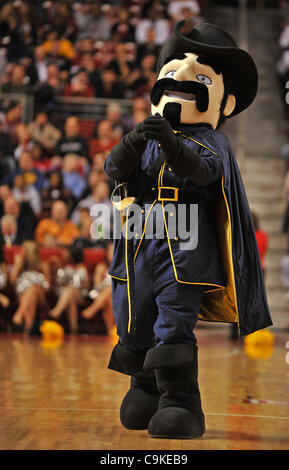 18 janvier 2012 - Philadelphie, Pennsylvanie, États-Unis - la mascotte des explorateurs La salle à la cour au cours de la jeu de basket-ball de NCAA entre le temple des hiboux et les explorateurs à la LaSalle Liacouras Center de Philadelphie. LaSalle battre Temple 76-70. (Crédit Image : © Ken Inness/ZUMApress.com)/Southcreek Banque D'Images