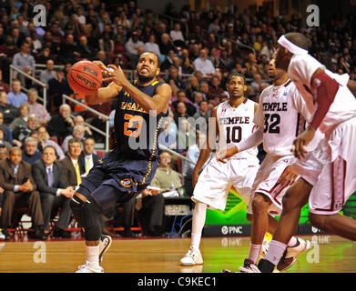 18 janvier 2012 - Philadelphie, Pennsylvanie, États-Unis - La Salle garde explorateurs Earl Pettis (23) perd le contrôle de la balle qu'il conduit au panier pendant le match de basket-ball de NCAA entre le temple des hiboux et les explorateurs à la LaSalle Liacouras Center de Philadelphie. LaSalle battre Temple 76-70. (Cre Banque D'Images