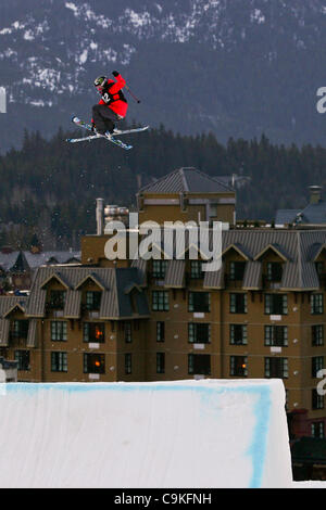 23 avril 2011 - Whistler, Colombie-Britannique, Canada - Sarah Burke # 102 de Squamish, BC essaie l'étape vers le bas sur l'un de sa pratique s'exécute au cours de la WSI Big Air finale à Whistler. (Crédit Image : © James Healey/ZUMAPRESS.com) Southcreek/mondial Banque D'Images