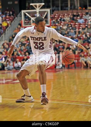 18 janvier 2012 - Philadelphie, Pennsylvanie, États-Unis d'Amérique - Rahlir Hollis-Jefferson Temple Owls en avant # 32 près de perd la balle au cours d'une conférence de l'Atlantique 10 match entre la LaSalle Explorateurs et Temple Owls a joué à l'Liacourase Center de Philadelphie. LaSalle battre Temple 76-70. Banque D'Images