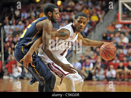 18 janvier 2012 - Philadelphie, Pennsylvanie, États-Unis d'Amérique - Temple Owls guard Ramone Moore # 10 dribble la balle lors d'une conférence de l'Atlantique 10 match entre la LaSalle Explorateurs et Temple Owls a joué à l'Liacourase Center de Philadelphie. LaSalle battre Temple 76-70. (Crédit Image : © Banque D'Images