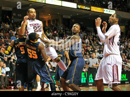 18 janvier 2012 - Philadelphie, Pennsylvanie, États-Unis d'Amérique - Temple Owls guard Aaron Brown # 22 s'écrase dans les Explorateurs LaSalle Ramon garde Galloway # 55 comme Galloway en essayant de tirer une charge au cours d'une conférence de l'Atlantique 10 match entre la LaSalle Explorateurs et Temple Owls a joué à l'Liacou Banque D'Images