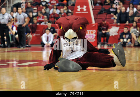 18 janvier 2012 - Philadelphie, Pennsylvanie, États-Unis d'Amérique - Le Temple Owls mascot revient au tribunal lors d'une pause dans une conférence de l'Atlantique 10 match entre la LaSalle Explorateurs et Temple Owls a joué à l'Liacourase Center de Philadelphie. LaSalle battre Temple 76-70. (Crédit Image : © Banque D'Images