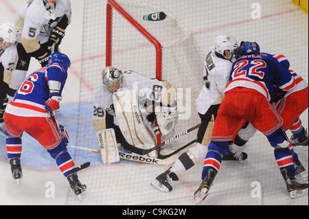 19 janvier 2012 - Newark, New Jersey, États-Unis - Pittsburgh Penguins gardien Marc-andré Fleury (29) pins la rondelle contre le poste au cours de deuxième période entre l'action de la LNH les Penguins de Pittsburgh et les Rangers de New York au Madison Square Garden. (Crédit Image : © Vous Schneekloth/ZUMAPRESS.com)/Southcreek Banque D'Images