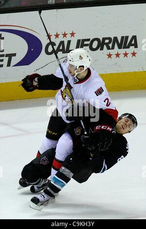 19 janvier 2012 - San Jose, Californie, États-Unis - San Jose Sharks Joe Pavelski centre (8) obtient un coude au cours de la partie de la LNH entre les Sharks de San Jose et les Sénateurs d'Ottawa. Les Sénateurs d'Ottawa gagner le match 4-1. (Crédit Image : © Dinno Kovic/Southcreek/ZUMAPRESS.com) Banque D'Images