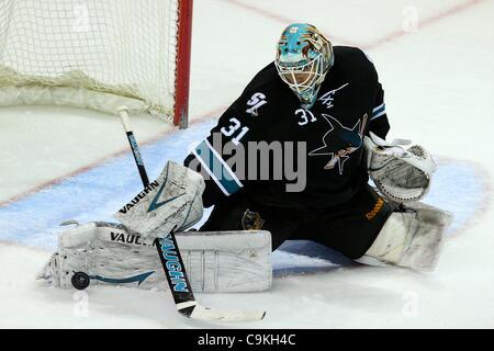 19 janvier 2012 - San Jose, Californie, États-Unis - San Jose Sharks gardien Antti Niemi (31) fait un pad enregistrer au cours de la partie de la LNH entre les Sharks de San Jose et les Sénateurs d'Ottawa. Les Sénateurs d'Ottawa gagner le match 4-1. (Crédit Image : © Dinno Kovic/Southcreek/ZUMAPRESS.com) Banque D'Images