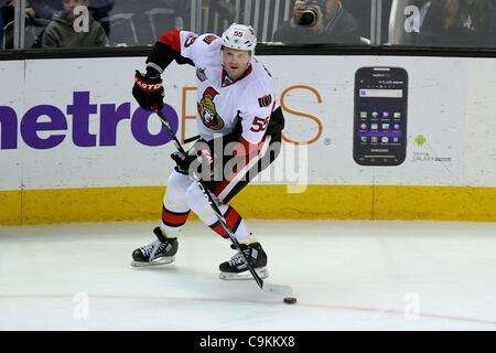19 janvier 2012 - San Francisco, Californie, États-Unis - le défenseur des Sénateurs d'Ottawa, Sergei Gonchar (55) loks pour passer le puck au cours de la partie de la LNH entre les Sharks de San Jose et les Sénateurs d'Ottawa. Les Sénateurs d'Ottawa gagner le match 4-1. (Crédit Image : © Dinno Kovic/Southcreek/ZUMAPRESS.com) Banque D'Images