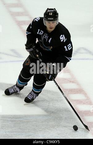 19 janvier 2012 - San Francisco, Californie, États-Unis - San Jose Sharks aile gauche Patrick Marleau (12) Patins à la rondelle lors de la partie de la LNH entre les Sharks de San Jose et les Sénateurs d'Ottawa. Les Sénateurs d'Ottawa gagner le match 4-1. (Crédit Image : © Dinno Kovic/Southcreek/ZUMAPRESS.com) Banque D'Images