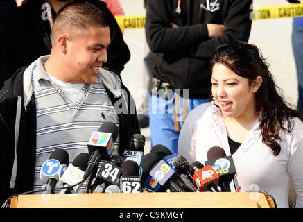 Janvier 20,2012, Los Angeles CA. USA. Les parents Yovani et Haydee Guido parler aux médias au sujet de leur fille Melinda Guido Star qui est né à Los Angeles Août 30,2011 County +USC Medical Center à 16 semaines d'avance et ne pesant que 9,5 onces. . Les responsables de la santé du comté a déclaré que selon Global Banque D'Images