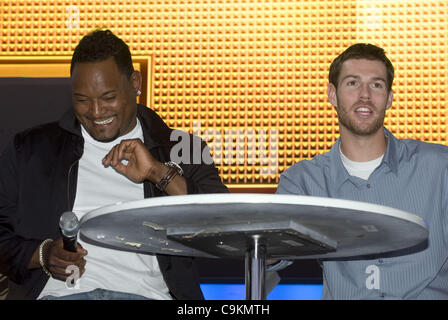 20 janvier 2012 - Detroit, Michigan, États-Unis - Detroit Tiger pichets Jose Valverde, à gauche, et Doug Fister répondre aux questions des visiteurs du salon de l'automobile à l'intérieur de Cobo Hall GM à Detroit, MI le Jan 20, 2012. (Crédit Image : © Mark Bialek/ZUMAPRESS.com) Banque D'Images