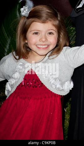 Ali Landry et sa famille au niveau des arrivées pour le Cirque du Soleil Soirée d'ouverture de OVO, Grand Chapiteau à la jetée de Santa Monica, Santa Monica, CA, le 20 janvier 2012. Photo par : Emiley Schweich/Everett Collection Banque D'Images