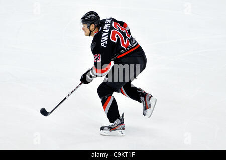Janvier 20, 2012 - Raleigh, Caroline du Nord, États-Unis - Carolina Hurricanes Alexei Ponikarovsky aile gauche (23) pendant les ouragans.jeu tonights capitales défait 3-0 à RBC Centre de Raleigh en Caroline du Nord. (Crédit Image : © Anthony Barham/ZUMAPRESS.com)/Southcreek Banque D'Images