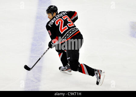 Janvier 20, 2012 - Raleigh, Caroline du Nord, États-Unis - Carolina Hurricanes Alexei Ponikarovsky aile gauche (23) pendant les ouragans.jeu tonights capitales défait 3-0 à RBC Centre de Raleigh en Caroline du Nord. (Crédit Image : © Anthony Barham/ZUMAPRESS.com)/Southcreek Banque D'Images