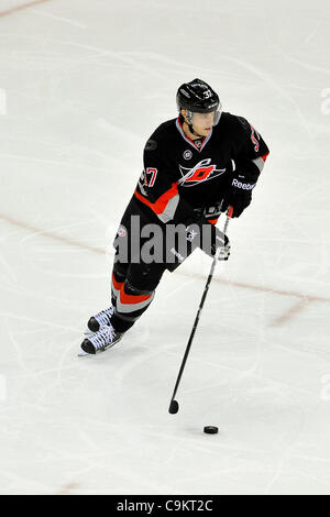 Janvier 20, 2012 - Raleigh, Caroline du Nord, États-Unis - centre Carolina Hurricanes Tim Brent (37) pendant les ouragans.jeu tonights capitales défait 3-0 à RBC Centre de Raleigh en Caroline du Nord. (Crédit Image : © Anthony Barham/ZUMAPRESS.com)/Southcreek Banque D'Images