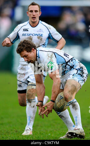 21.1.2012 Bath, Angleterre. Glasgow Scrum-Half (# 9) Chris Cusiter fumbles la balle en défense au cours de la deuxième moitié de la 6ème manche de la Coupe Heineken entre Bath Rugby et Glasgow Warriors au Recreation Ground. Banque D'Images