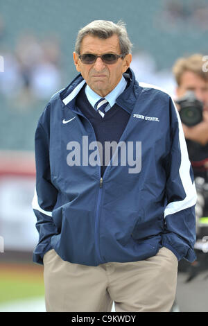 17 septembre 2011 - Philadelphie, Pennsylvanie, États-Unis - Penn State Nittany Lions Head coach Joe Paterno sur la touche pendant l'échauffement d'avant match. Penn State trails Temple par un score de 10-7 dans un match d'être joué à Lincoln Financial Feld à Philadelphie, Pennsylvanie (crédit Image : © human life by Sylvester Graham Mike Banque D'Images