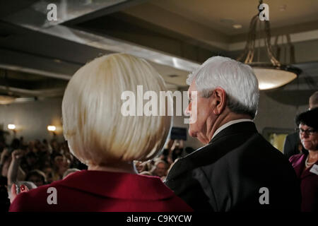 Le candidat républicain et ancien président de la Chambre Newt Gingrich (centre) parle au cours de sa victoire aux élections primaires de Caroline du Sud, à l'hôtel Hilton Columbia Center Hotel. Trois candidats ont remporté chacun des trois premières 2012 GOP presidential primaires. Banque D'Images