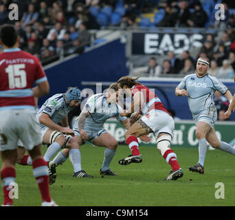 RUGBY - H Cup. VS Cardiff Blues. RACING METRO 92. Cardiff le 22 janvier 2012. Sébastien Chabal du métro tente de passer à travers la ligne de blues au cours de la piscine 2 Journée 6 match tenu au Cardiff City Stadium, Cardiff. Photo Gareth Price - Veuillez mentionner Banque D'Images