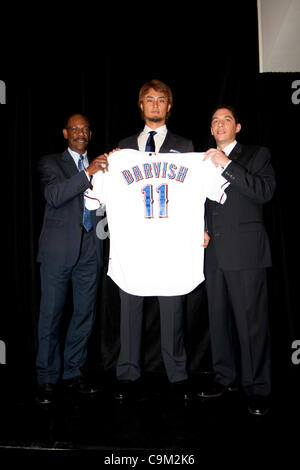 (L-R) Ron Washington, Yu Darvish, Jon Daniels (Rangers), le 20 janvier 2012 - MLB : Texas Rangers nouvelle signature pitcher Yu Darvish contient jusqu'son maillot avec le gestionnaire des Rangers Ron Washington et directeur général Jon Daniels au cours de sa conférence de presse de lancement au Rangers Ballpark in Arlington, Texas, ONU Banque D'Images