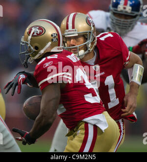 22 janvier 2012 - San Francisco, CA, USA - San Francisco 49ers quarterback Alex Smith (11) mains le ballon à San Francisco 49ers en marche arrière Kendall Hunter (32) au premier trimestre à la NFC Championship game dans la région de San Francisco, CA en janvier 22, 2012. (Crédit Image : Â© Sacramento Bee/ZUMAPRE Banque D'Images