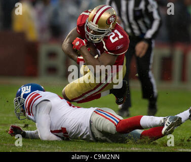 22 janvier 2012 - San Francisco, CA, USA - San Francisco 49ers Frank Gore running back (21) haies sur un joueur géant au 2ème trimestre dans le NFC Championship game à San Francisco, CA en janvier 22, 2012. (Crédit Image : Â© Sacramento Bee/ZUMAPRESS.com) Banque D'Images