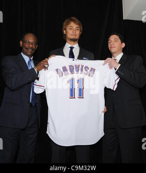 (L-R) Ron Washington, Yu Darvish, Jon Daniels (Rangers), le 20 janvier 2012 - MLB : Texas Rangers nouvelle signature pitcher Yu Darvish contient jusqu'son maillot avec le gestionnaire des Rangers Ron Washington et directeur général Jon Daniels au cours de sa conférence de presse de lancement au Rangers Ballpark in Arlington, Texas, ONU Banque D'Images