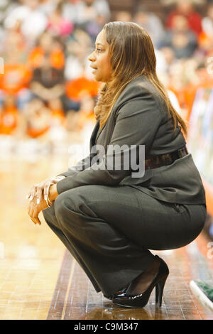 22 janvier 2012 - Bowling Green, Ohio, États-Unis - entraîneur-chef de l'Eastern Michigan AnnMarie Gilbert durant la première demi-action de jeu. Les Falcons de Bowling Green, de la Mid-American Conference East Division, a vaincu les Eagles Eastern Michigan, de l'Ouest, la Division MAC 70-54 Conférence à jouer à l'Stroh Cente Banque D'Images