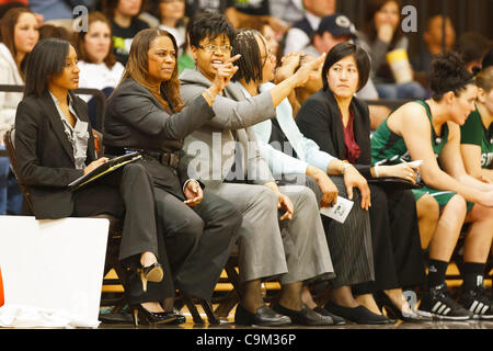 22 janvier 2012 - Bowling Green, Ohio, États-Unis - entraîneur-chef de l'Eastern Michigan AnnMarie Gilbert durant la première demi-action de jeu. Les Falcons de Bowling Green, de la Mid-American Conference East Division, a vaincu les Eagles Eastern Michigan, de l'Ouest, la Division MAC 70-54 Conférence à jouer à l'Stroh Cente Banque D'Images