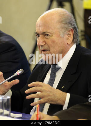 Janvier 19,2012. Saint-pétersbourg, Russie.Le premier ministre russe Vladimir Poutine, le président de la FIFA, Sepp Blatter, et le président de l'UEFA Michel Platini s'est joint à la célébration du centenaire de la Fédération de Football Union (RFU) à Saint-Pétersbourg. Sur la photo : le président de la FIFA, Joseph S. Blatter parle un Banque D'Images