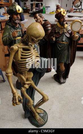 L'homme vain, l'Avare, la mort et le turc, les statues de l'unique 600 ans, l'horloge astronomique sur la façade de l'Ancien hôtel de ville sont vus à Prague, République tchèque, le 20 janvier 2012. Les statues sur l'horloge, qui est l'une des principales attractions touristiques de Prague et d'une h culturelles nationales Banque D'Images