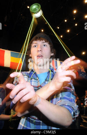 Le garçon fait concurrence au cours du troisième championnat européen de Yoyo à Prague, République tchèque, le 22 janvier 2012. (CTK Photo/Vit Simanek) Banque D'Images