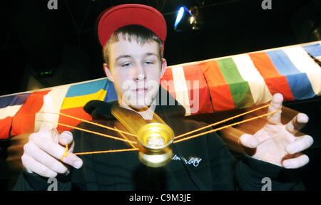 Le garçon fait concurrence au cours du troisième championnat européen de Yoyo à Prague, République tchèque, le 22 janvier 2012. (CTK Photo/Vit Simanek) Banque D'Images