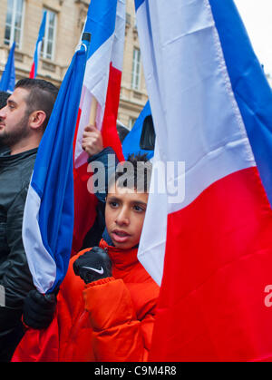 Paris, France, adolescents arméniens, drapeaux français, à la démonstration,À l'appui de la nouvelle loi contre la négation, Banque D'Images