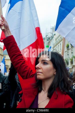 Paris, France, adolescents arméniens, Portrait femme manifestant en faveur de la nouvelle loi contre le négationnisme, tenant des drapeaux français sur le rallye de rue Banque D'Images