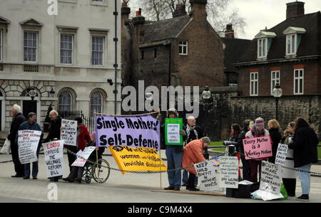 Londres, Royaume-Uni. 23/01/12. Des membres de "La justice pour les débiteurs vulnérables','action juridique pour les femmes', 'Single' Mères Self Defense', 'WinVisible' et 'UKUncut' prendre part à une manifestation devant le Parlement contre la loi de réforme de l'aide sociale. Banque D'Images