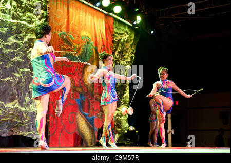 LINCOLN, CA - le 20 janvier : Les acrobates chinois de Hebei effectuer à Thunder Valley Casino à Lincoln, en Californie le 20 janvier 2012 Banque D'Images